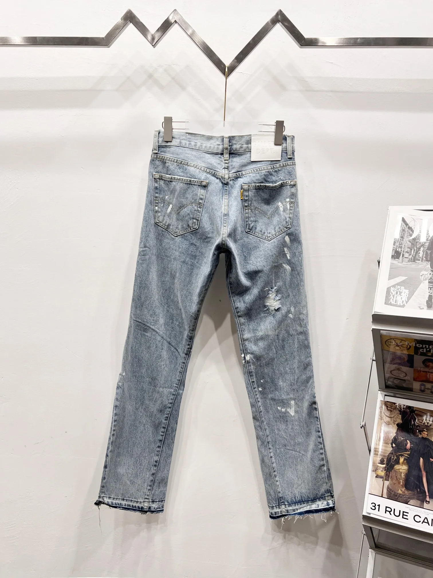 P250 Style number: (c063) GALLERY DEPT. Holes and random threads connected to denim bell-bottoms, washed and distressed spliced ​​jeans. GALLERY is attracted by these bell-bottoms. Whether it is a reset of Carhartt or Levis, it has created a strong brand style. Since these pants are modified from rare vintage, the production capacity is limited. Therefore, after many icons wore them, these pants were once hard to find. Later, perhaps due to the improvement of GD's business in the past two years and the expansion of production lines, the brand itself lowered the price, so I can't wait any longer for these pants this year and will definitely buy them. During the process of the denim washing plant, the owner of the washing plant helped introduce a boss who had worked for Levi's foundry and started his own business. This also paved the way for the following styles. Therefore, Levi's remodeled single product for the base plate is really familiar. Whether it is the fabrics supplied or the lathes used in production, there is nothing to choose from.  Color: blue Size: 28-30-32-34-36